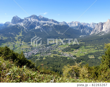 イタリア　ドロミテ地方のコルティナダンペッツォ 82263267