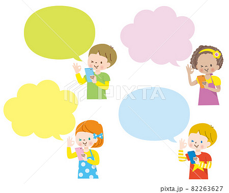 スマホで交流する世界の子供達のイラスト 82263627