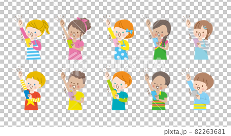 スマホの画面を見ながら手を挙げる世界の子供達のイラスト スマホの画面を見ながら手を挙げる世界の子供達のイラスト 82263681