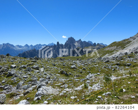 イタリア ドロミテ地方のトレチーメ イタリア ドロミテ地方のトレチーメ 82264104