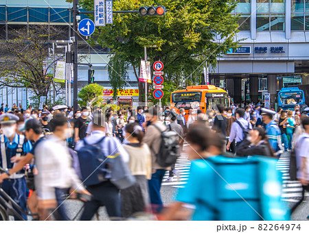 日本の東京都市景観 ブレイクスルー…宣言下でも渋谷は脅威の人流。自転車スルー男警官制止＝9月24日 82264974