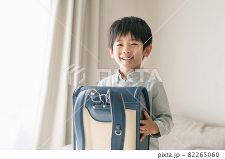 ランドセルと男の子 82265060