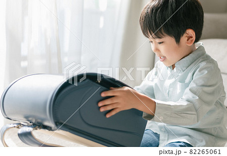 ランドセルと男の子 82265061