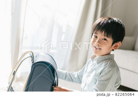 ランドセルと男の子 82265064