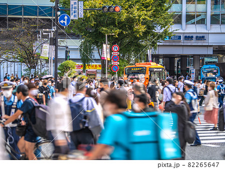 日本の東京都市景観 ブレイクスルー…宣言下でも渋谷は脅威の人流。自転車スルー男警官制止＝9月24日 82265647
