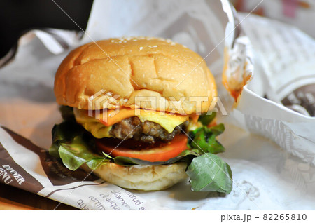 burger or beef burger or hamburger , cheese burger 82265810