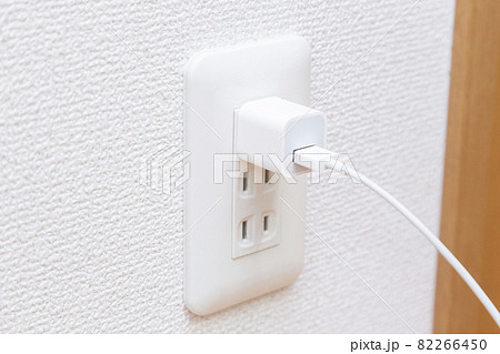 コンセントとスマホの充電器 コンセントとスマホの充電器 82266450