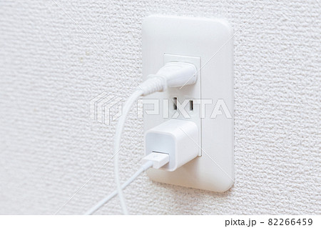 コンセントにささったプラグ コンセントにささったプラグ 82266459