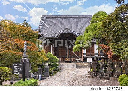 [東京・堀切] 多聞寺の中庭の紅葉と弘法大師に捧げられた平和観音像。 82267884