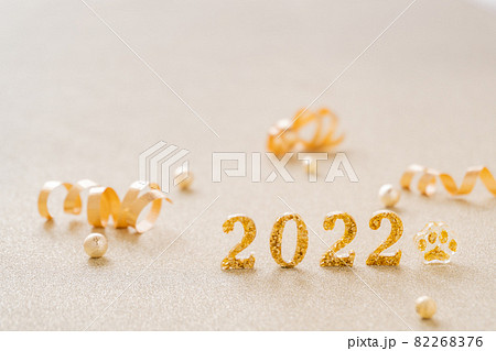 2022の文字のゴールド背景(寅の肉球あり) 年賀状 ハッピーニューイヤー 2022の文字のゴールド背景(寅の肉球あり) 年賀状 ハッピーニューイヤー 82268376