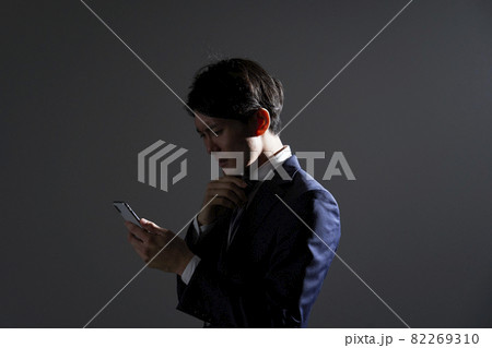 ビジネスマン　考える　スマホ 82269310