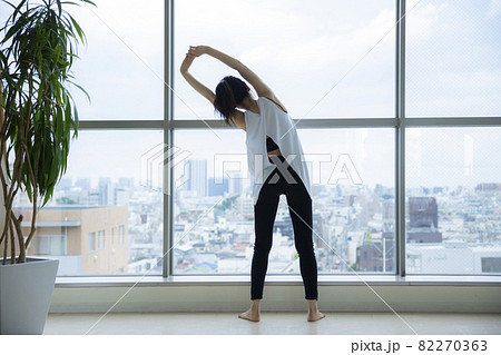 スポーツウェアの女性 82270363