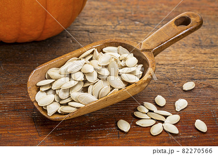 scoop of pumpkin seeds 82270566