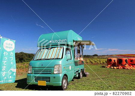 花畑の中で出店する移動販売車 82270902