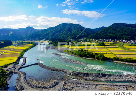 米処新潟の秋の田園風景と蛇行する信濃川 米処新潟の秋の田園風景と蛇行する信濃川 82270940