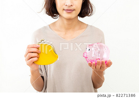ガマ口財布を持つミドル女性 ガマ口財布を持つミドル女性 82271386