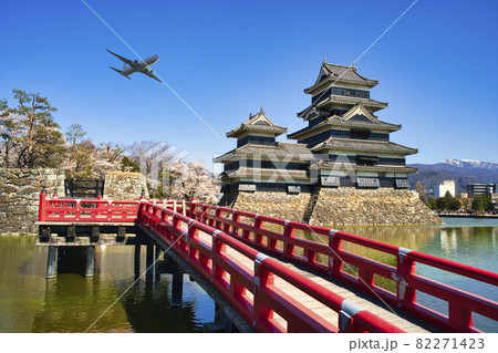 春の松本城上空を飛行する飛行機 春の松本城上空を飛行する飛行機 82271423