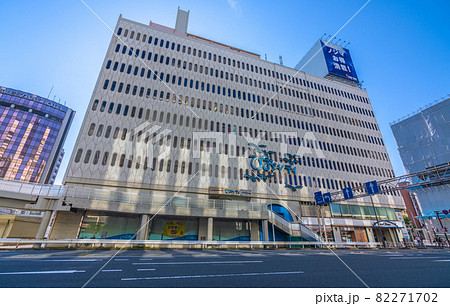 日本の横浜都市景観　複合施設「桜木町ぴおシティ」などを望む　 82271702