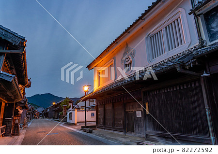 三重県亀山市　虫籠窓の美しい東海道関宿まちなみの夕景 82272592