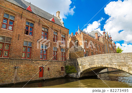 Houses along the canal in Bruges Houses along the canal in Bruges 82273495