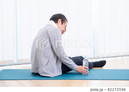 トレーニング中に痛がる中高年男性(眼精疲労・眩暈) トレーニング中に痛がる中高年男性(眼精疲労・眩暈) 82273596