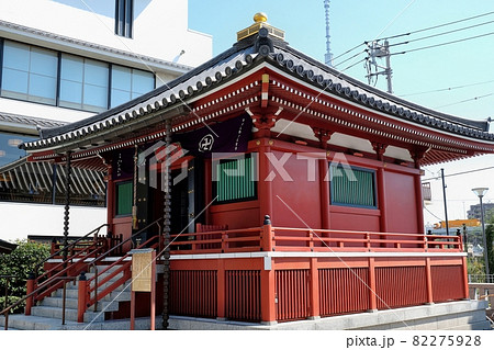 隅田川のほとりに立つ浅草寺・駒形堂 82275928