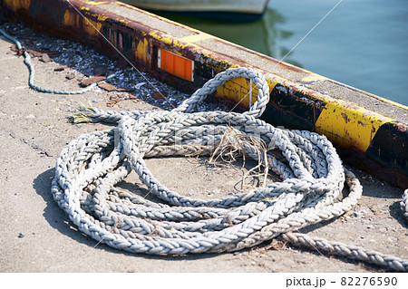 堤防に放置された漁具のロープの写真素材 [82276590] - PIXTA