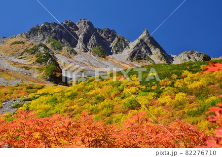 涸沢カールの紅葉と穂高連峰 82276710