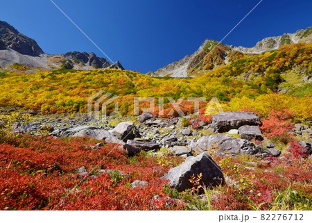 涸沢カールの紅葉と穂高連峰 涸沢カールの紅葉と穂高連峰 82276712