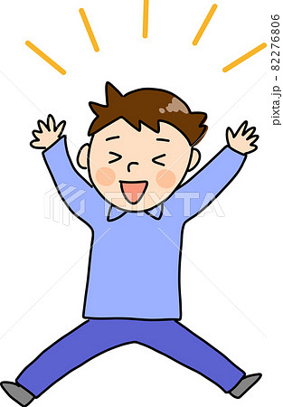 ばんざいをして飛び上がって大喜びする男の子 82276806