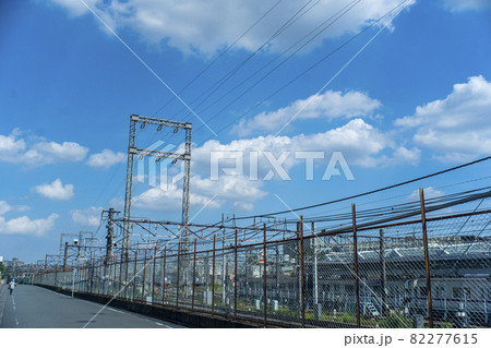 青い秋空はシュナイダーブルー　東急鷺沼操車場上空の晴れた秋空 82277615