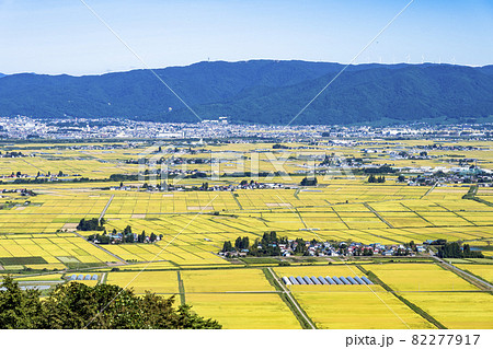収穫時期の会津盆地の風景と只見線の列車　蓋沼からの俯瞰　福島県会津美里町 82277917