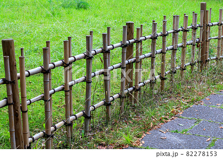 日本庭園の四つ目垣 82278153