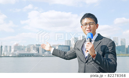 街を紹介する男性レポーター