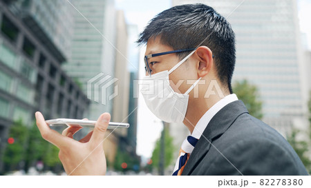 マスクをしてスピーカー通話する男性 マスクをしてスピーカー通話する男性 82278380