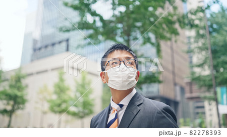 空を見上げるマスクをしたビジネスマン 空を見上げるマスクをしたビジネスマン 82278393