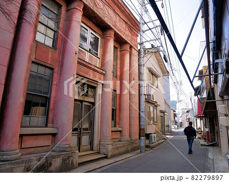 広島県呉市音戸町　ノスタルジーを感じさせる街並とピンクの洋館 82279897