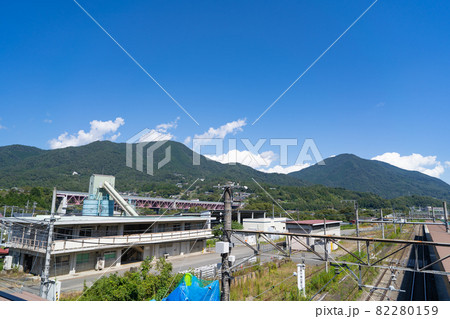 JR猿橋駅から見た百蔵山（山梨県大月市） 82280159