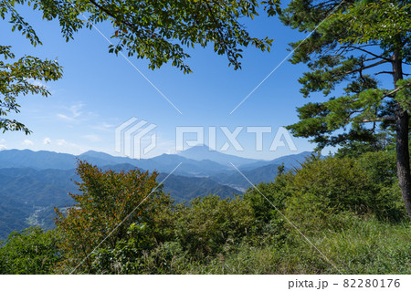 百蔵山の山頂から見た富士山（山梨県大月市） 82280176