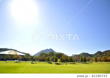 【滋賀県　希望が丘文化公園　青空と広大な芝生】アウトドアイメージ 82280743