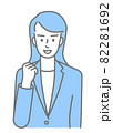 こぶしを握ってやる気を示す、スーツを着た若い女性の上半身（色付き） 82281692