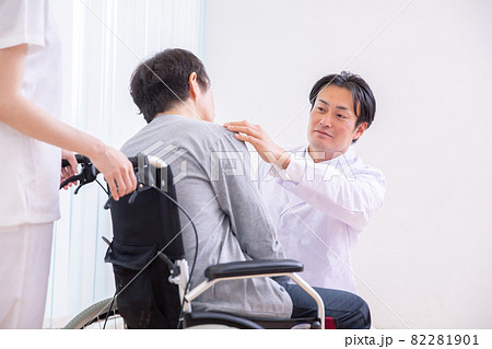 車椅子に乗る患者と医者（肩） 82281901