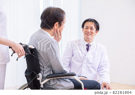 車椅子に乗る患者と医者(顎・顔) 車椅子に乗る患者と医者(顎・顔) 82281904