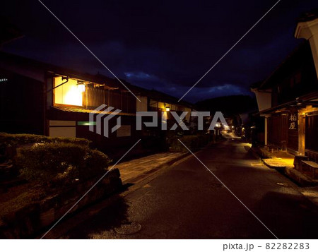 雨上がりに宵闇迫り灯り点る妻籠宿 雨上がりに宵闇迫り灯り点る妻籠宿 82282283