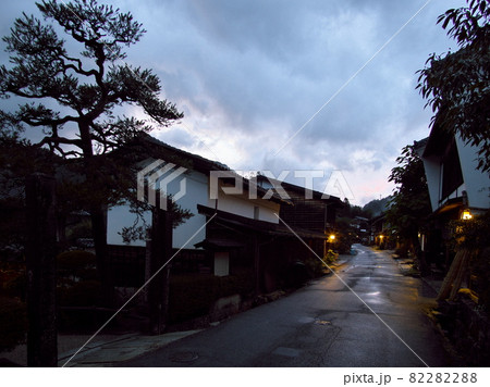 雨上がりの夕方に灯り点る妻籠宿 82282288