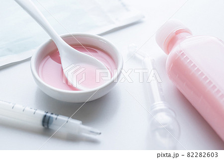 赤ちゃんや子供のお薬 シロップ薬のイメージ素材 赤ちゃんや子供のお薬 シロップ薬のイメージ素材 82282603