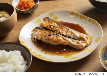 秋鮭のガーリックバター醤油焼の食卓 82282681