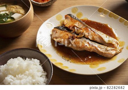 秋鮭のガーリックバター醤油焼の食卓 秋鮭のガーリックバター醤油焼の食卓 82282682