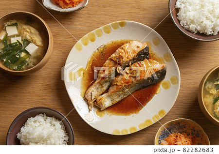 秋鮭のガーリックバター醤油焼の食卓 82282683