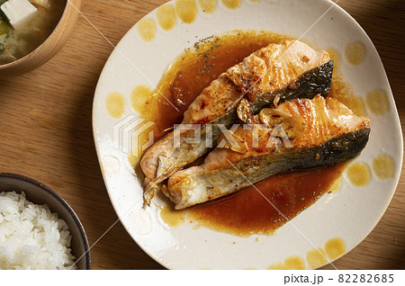 秋鮭のガーリックバター醤油焼の食卓 82282685